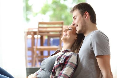 Romantik Çift evde istirahat