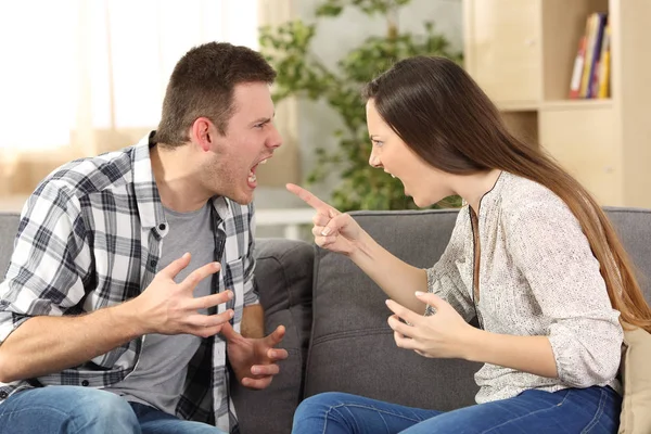 Casal discutindo e gritando uns aos outros — Fotografia de Stock