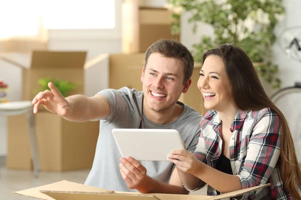Couple planning furniture relocation — Stock Photo, Image