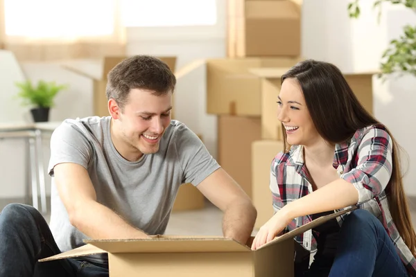 Casal em movimento casa embalagem pertences — Fotografia de Stock