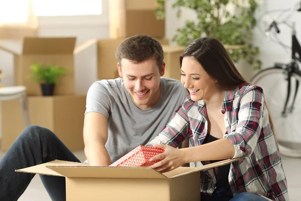 Casal desembalagem movendo casa — Fotografia de Stock