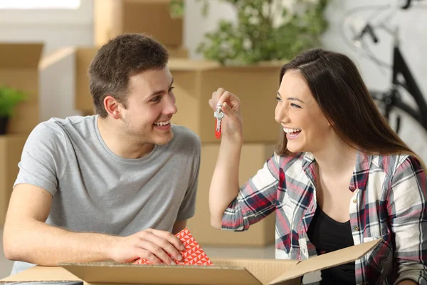 Casal unpaking em sua nova casa — Fotografia de Stock