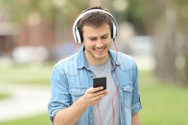 Yürüyüş ve satır müzik dinleme genç çocuk
