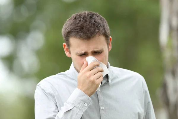 Man waait in een veeg buitenshuis — Stockfoto