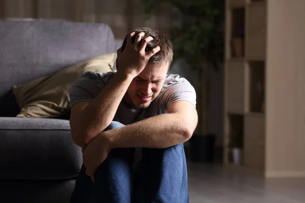 Triste homem lamentando em casa — Fotografia de Stock