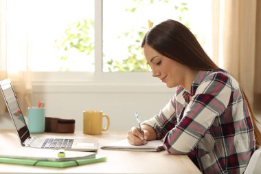 Eğitim ve evde notlar alarak öğrenci