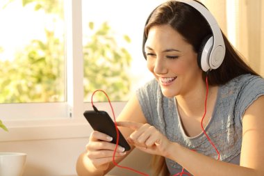 Kız dinleme müzik şarkı seçerek