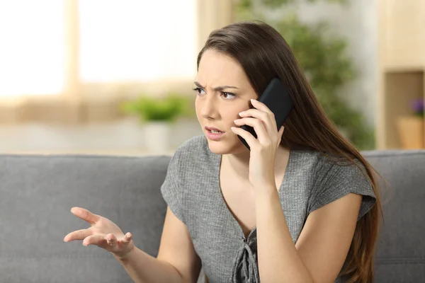 Mulher irritada discutindo durante um telefonema — Fotografia de Stock