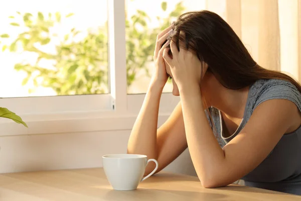 Mujer triste cubriendo la cara en casa —  Fotos de Stock