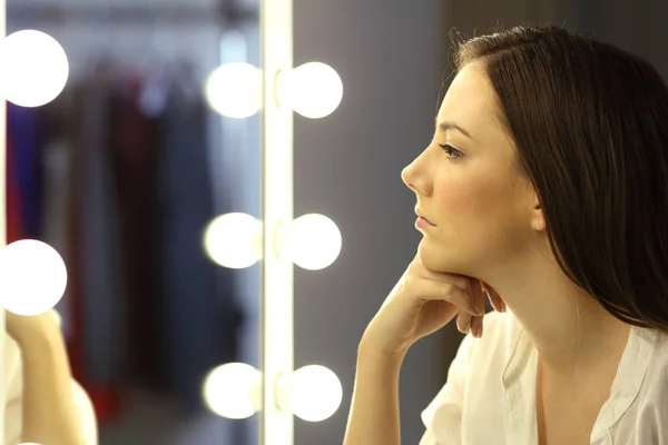 Sério mulher olhando para maquiagem espelho — Fotografia de Stock