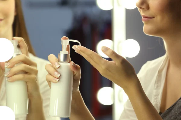 Mulher aplicando creme hidratante nas mãos — Fotografia de Stock