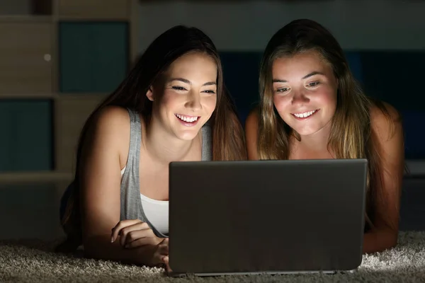 Dois adolescentes assistindo conteúdo on-line em um laptop — Fotografia de Stock