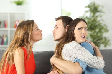 Kız sevgilisini aldatıyor keşfetmek