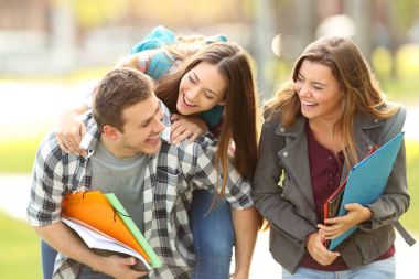 Mutlu öğrenciler ve arkadaşları bir kampus içinde