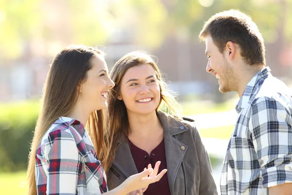 Três amigos felizes conversando na rua — Fotografia de Stock