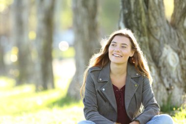 Teen oturma ve yüzüne düşünme