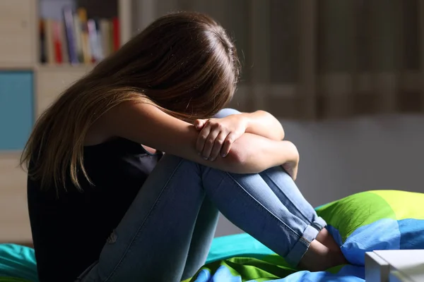 Triste adolescente en su dormitorio — Foto de Stock