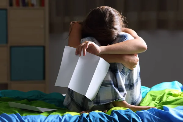 Triest tiener na het lezen van een brief — Stockfoto