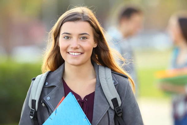 Student posing in an university campus — Stock Photo, Image