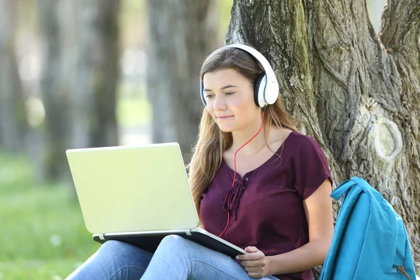 Adolescente chica estudiando viendo video tutoriales —  Fotos de Stock