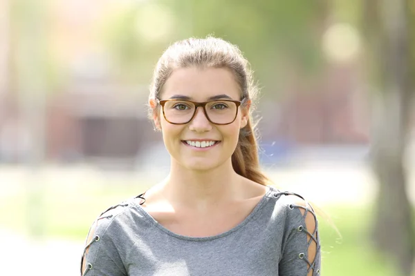 Portrait of a girl wearing eyeglasses outdoors — Stock Photo, Image