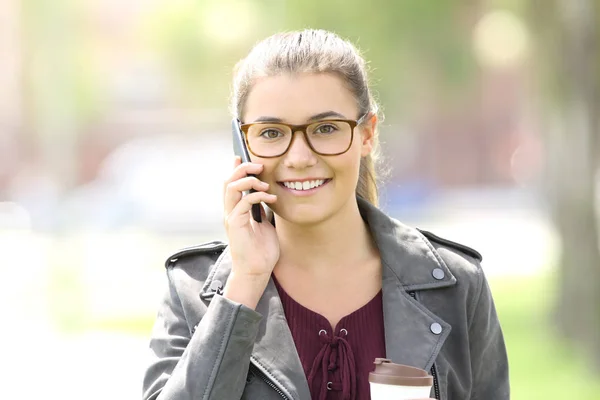 Front view of a fashion girl talking on the phone — Stock Photo, Image