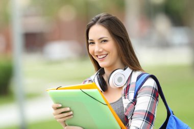 Sokakta bakıyorsun poz öğrenci