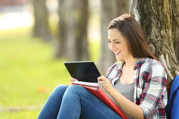 Medya içeriği bir Tablet izlerken öğrenci — Stok fotoğraf