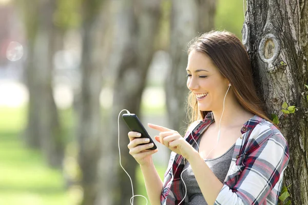 Menina adolescente ouvindo e escolhendo música — Fotografia de Stock