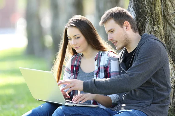 Bir dizüstü bilgisayarda içerik çevrimiçi arama gençler birkaç