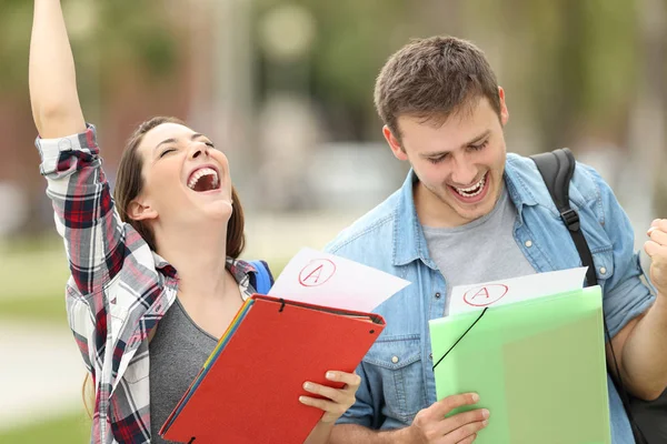 Estudiantes emocionados con exámenes aprobados — Foto de Stock