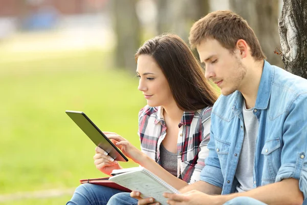 Dois estudantes estudando on-line e notas de leitura — Fotografia de Stock