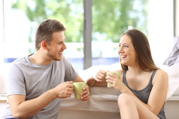 Casal conversando e tomando café da manhã em um hotel — Fotografia de Stock