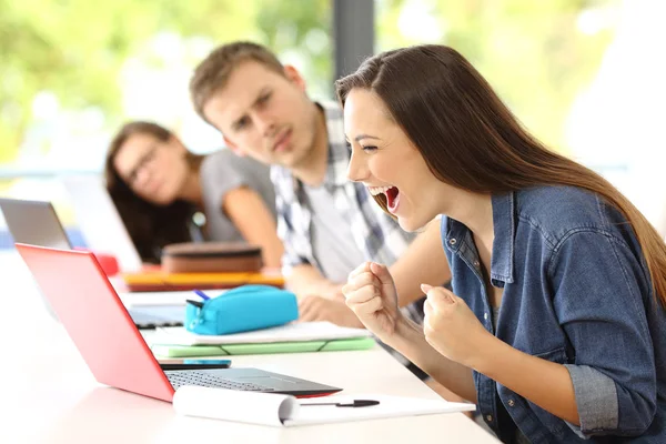 Étudiant excité en ligne dans une salle de classe — Photo