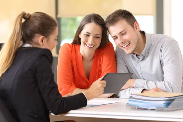 Vendedor mostrando producto en línea a los clientes — Foto de Stock