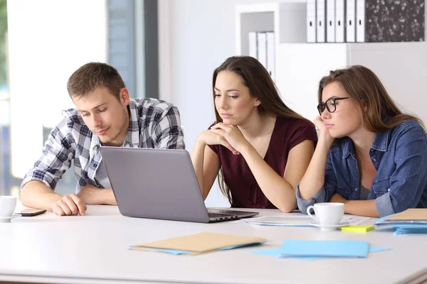 Uttråkad företagare väntar ett projekt — Stockfoto