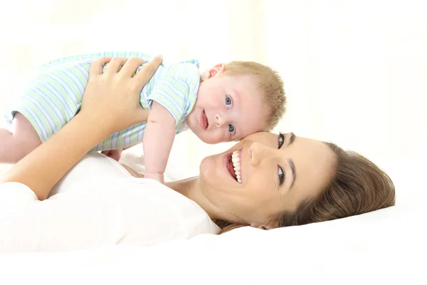 Anne ve bebek yatağı üzerinde kameraya bakıyor — Stok fotoğraf