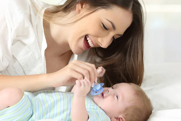 Moeder een fopspeen te geven aan haar baby — Stockfoto