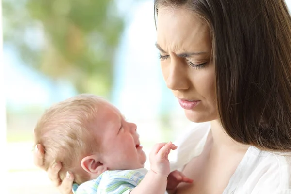 Fatigué mère désespérée et bébé pleurer — Photo