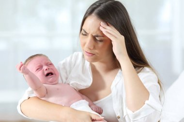 Umutsuz anne ve bebeği ağlıyor