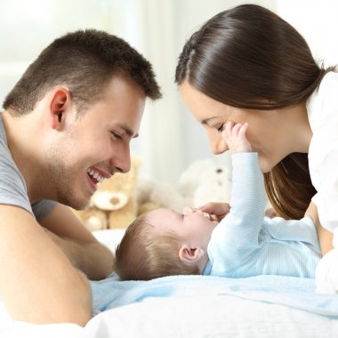 Ailesiyle birlikte oynayan bebek
