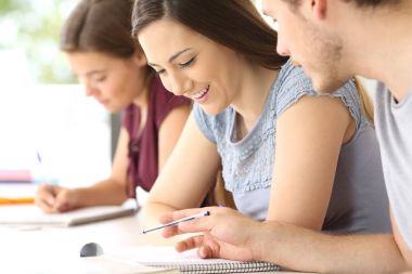 Öğrenciler sınıf, sınıf çalışmaları hakkında konuşmak