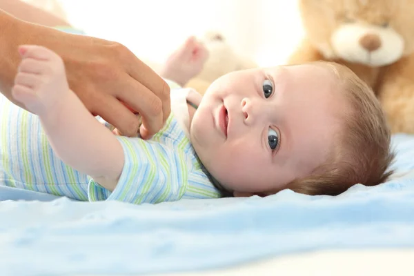 Feliz bebé mirándote —  Fotos de Stock