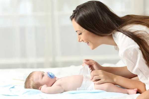 Mamma che cambia il pannolino al suo bambino — Foto Stock