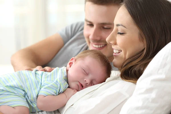 Ouders die hun baby slapen kijken — Stockfoto