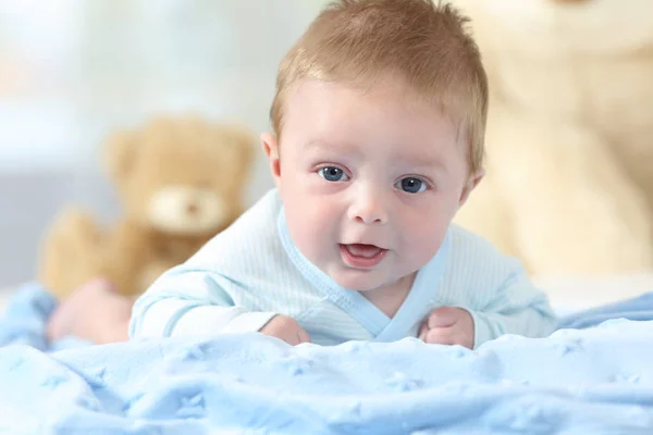 Retrato de un bebé feliz mirándote —  Fotos de Stock