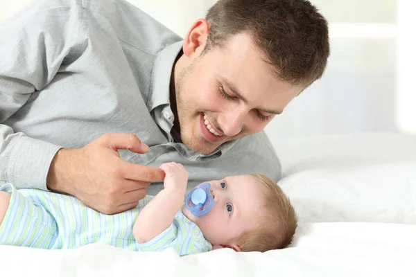 Orgulhoso pai brincando com seu filho bebê — Fotografia de Stock