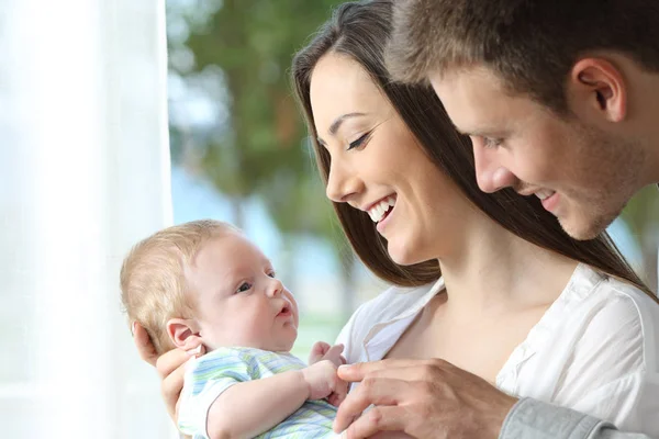 Trotse ouders spelen met hun baby — Stockfoto