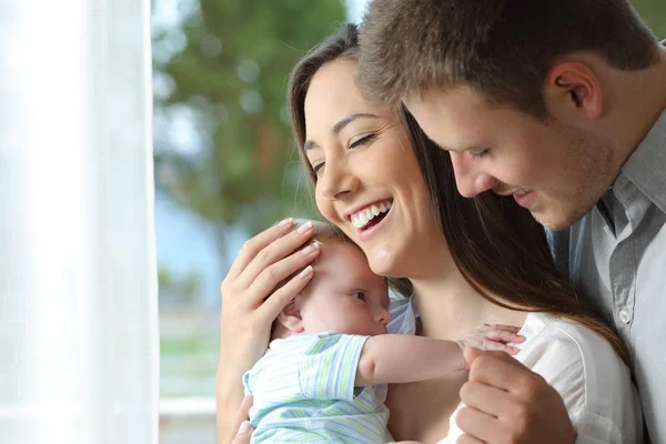 Orgulhosos pais segurando seu bebê — Fotografia de Stock