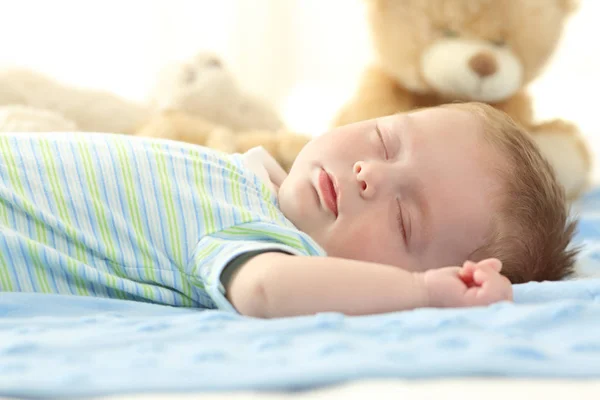 ベッドの上で眠っている単一の赤ちゃん — ストック写真